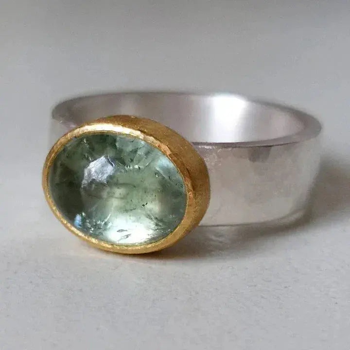 Green ring with rounded stone, Sleek
