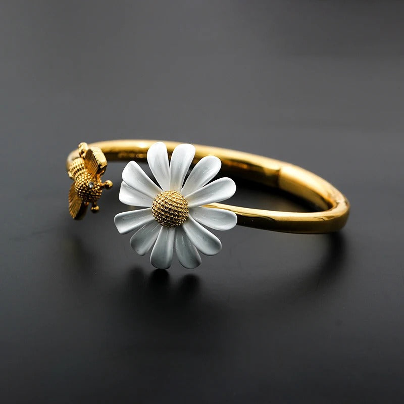 Sleek Gold Daisy & Bee Bracelet